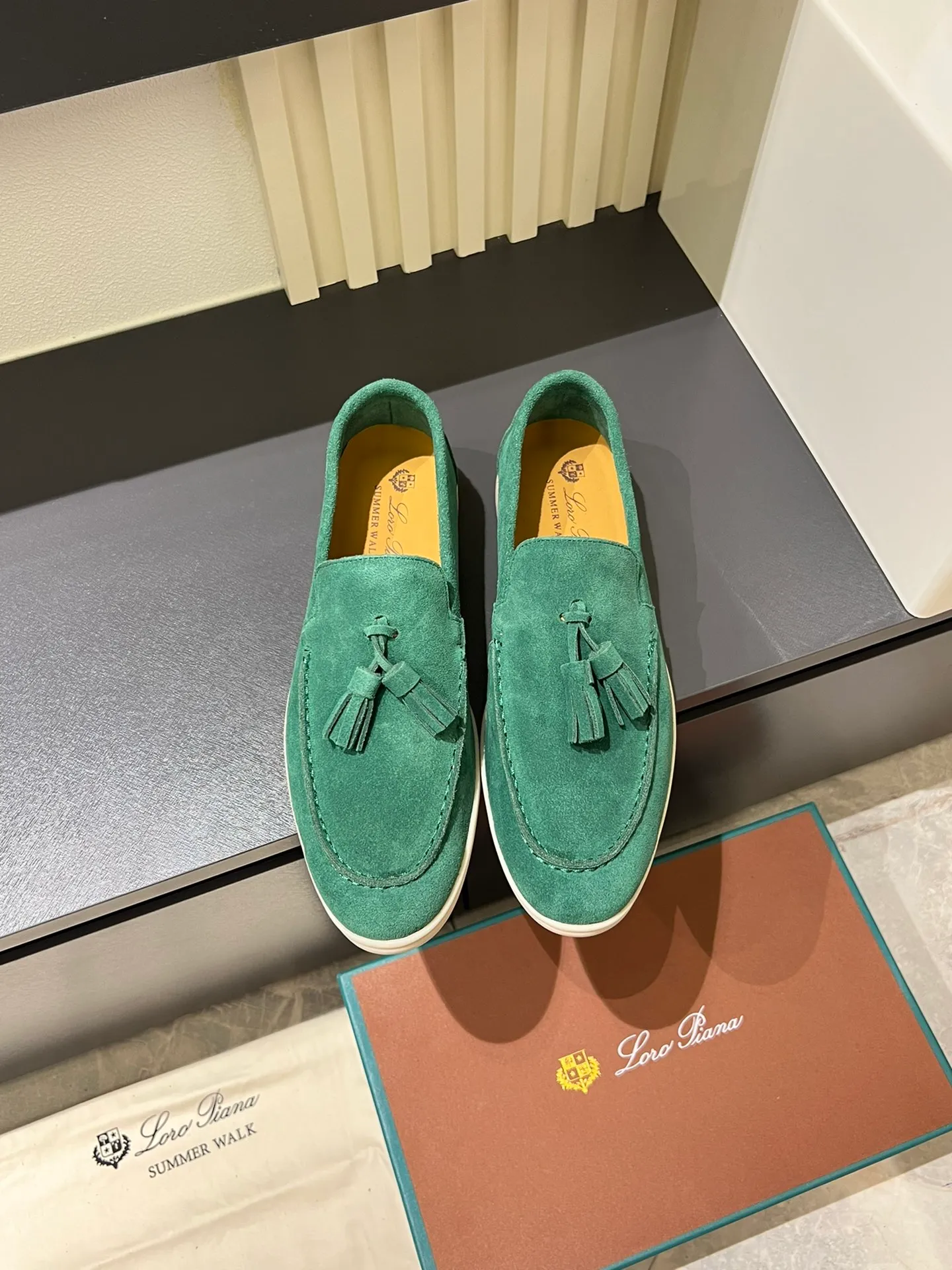 Men's shoes 💰p360 "Loro men's shoes 💰pian'*" Classic L men's shoes for couples 💰p Top version British flat loafers, a must-have item in old money style, the minimalist design is eye-catching and durable, a plus point for dressing The soft foot feel and texture are outstanding. They don’t scratch your feet and are very nice. They are matched with soft and waxy soles. They can be worn daily for a long time without getting tired. They are easy to wear, versatile and classic items, with perfect foot feel and texture! Imported cashmere fabric, the lining is made of imported A-grade water-dyed cow lining, the top version of the genuine leather midsole is sewn with pure handmade mark thread! Size: Female 35-40 (34. Customized) Male 38-44 (45.46. Customized)